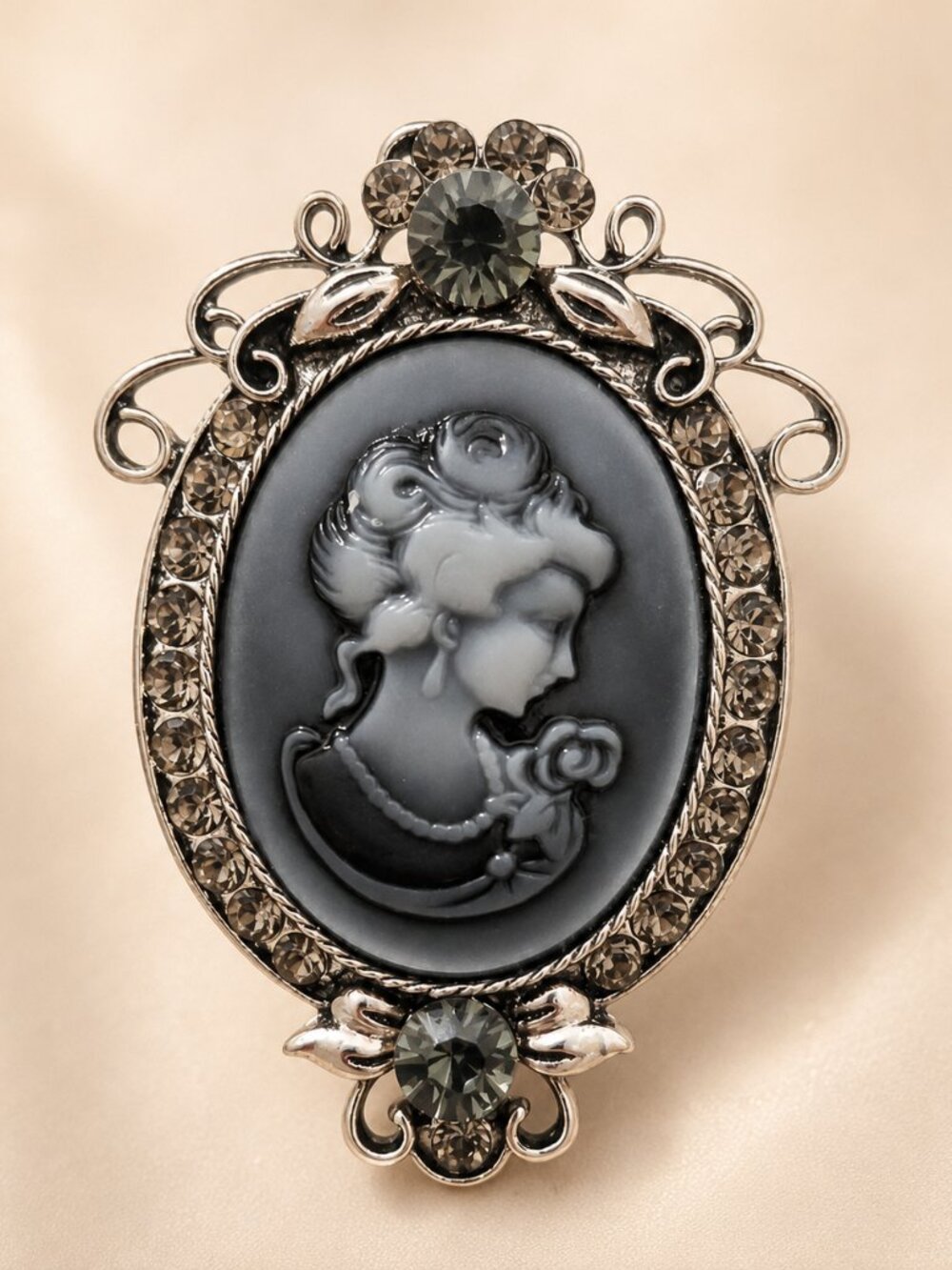 💎 Elegant Black Cameo Rhinestone Statement Brooch 💎